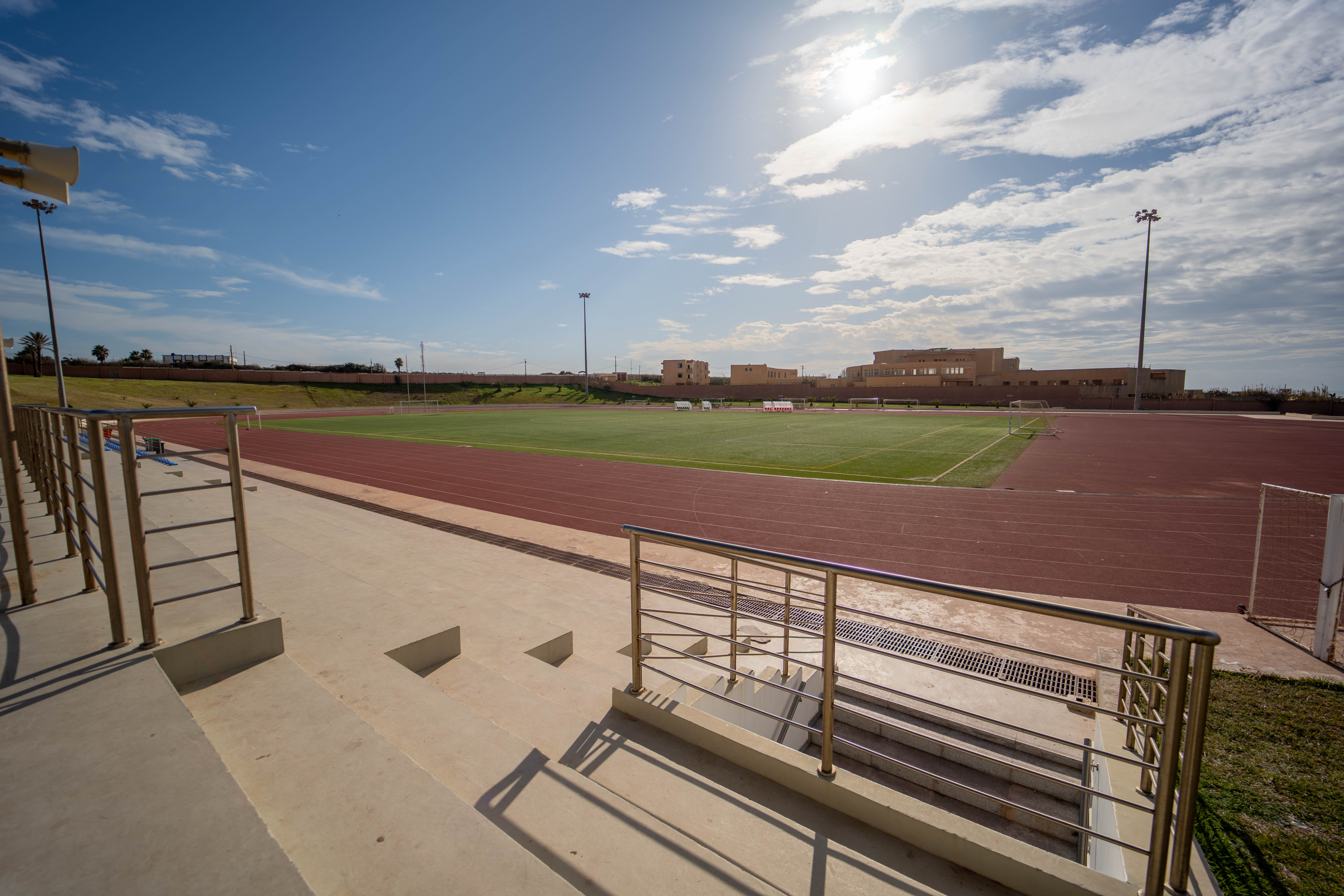Tribunes et piste d'athlétisme ESHRA
