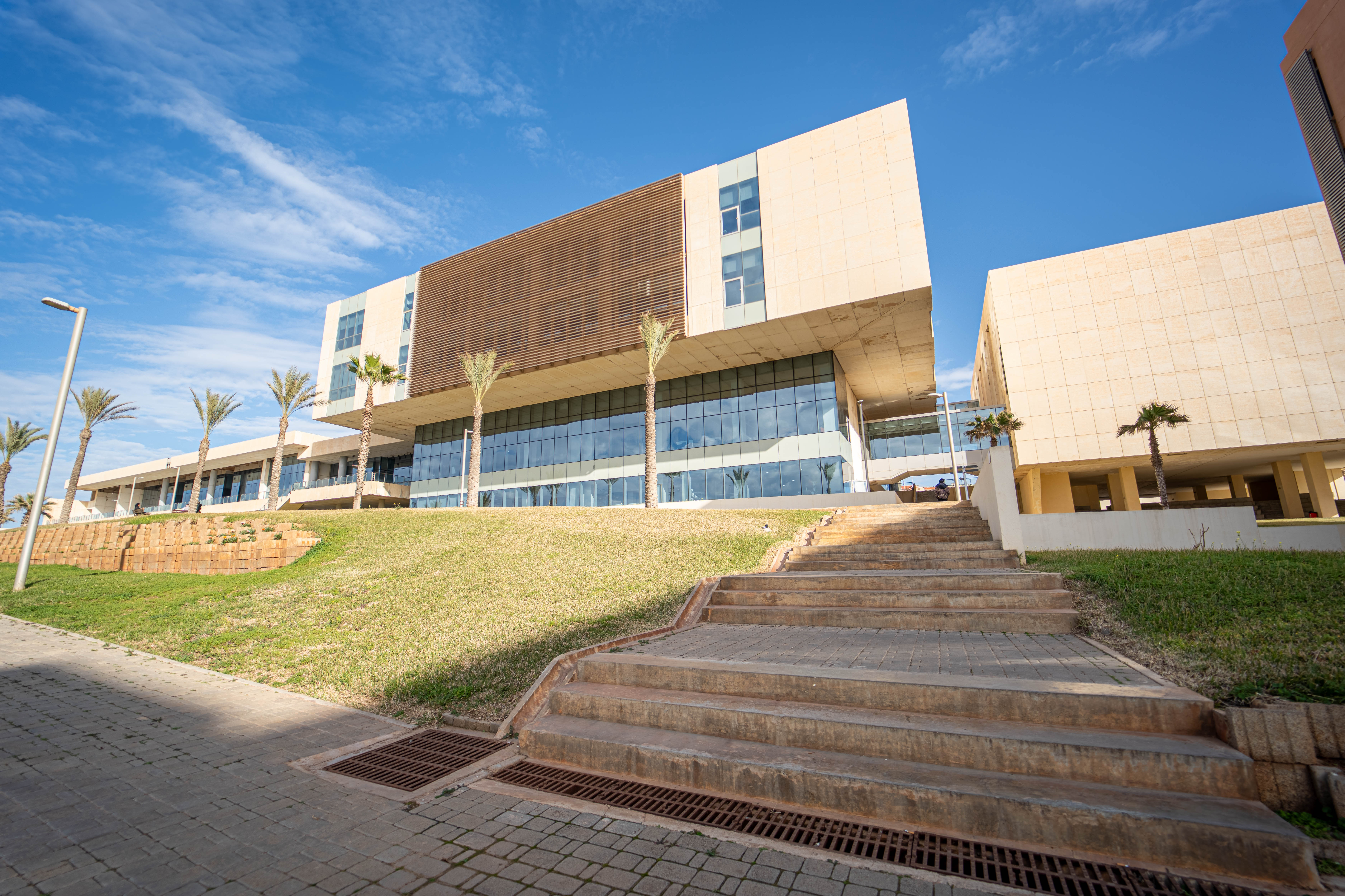 Campus ESHRA — bâtiments et palmiers